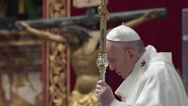 Le Pape François prie devant un crucifix miraculeux qui fut porté en procession à travers Rome en 1552, lors de la Grande Peste. Vatican, le 9 avril 2020. [AFP - Vatican Media]