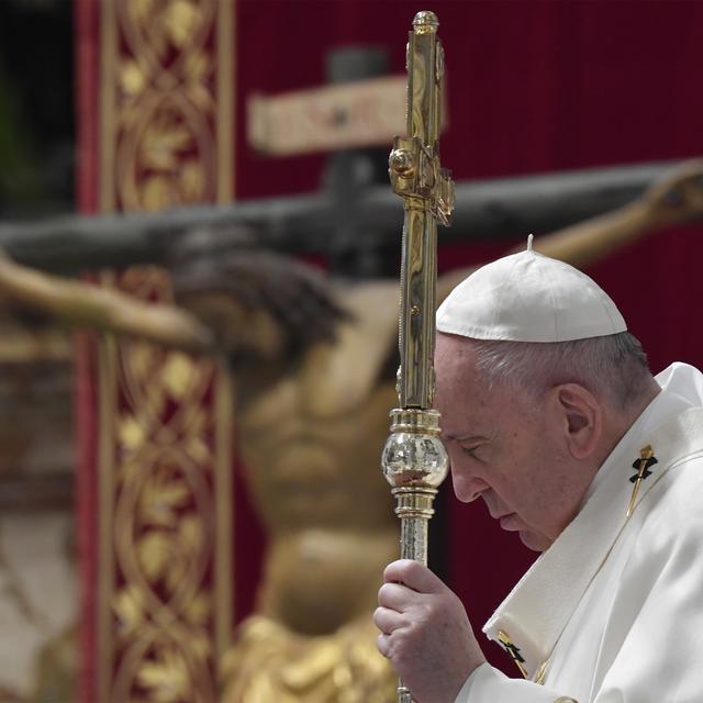 Le Pape François prie devant un crucifix miraculeux qui fut porté en procession à travers Rome en 1552, lors de la Grande Peste. Vatican, le 9 avril 2020. [AFP - Vatican Media]