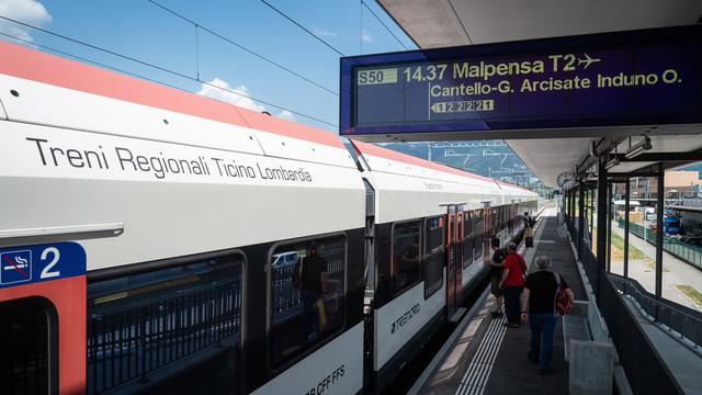 Les trains du service régional TILO entre le Tessin et la Lombardie circuleront sans restrictions en Suisse. En Italie, par contre, ils seront supprimés entre jeudi et samedi, des clarifications sont en cours pour les jours suivants. [keystone - Elia Bianchi]