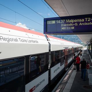 Les trains du service régional TILO entre le Tessin et la Lombardie circuleront sans restrictions en Suisse. En Italie, par contre, ils seront supprimés entre jeudi et samedi, des clarifications sont en cours pour les jours suivants. [keystone - Elia Bianchi]