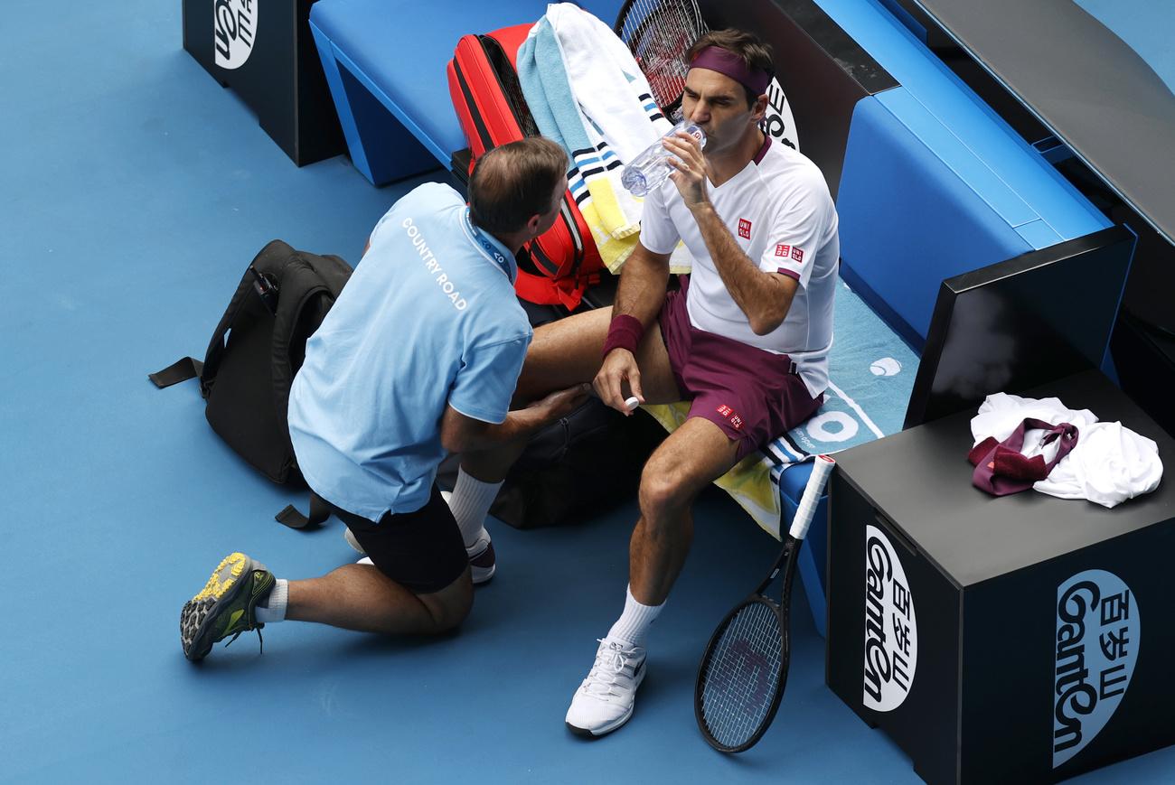 Roger Federer avait passé une partie de l'Open d'Australie "sur une jambe". [AP - Andy Wong]