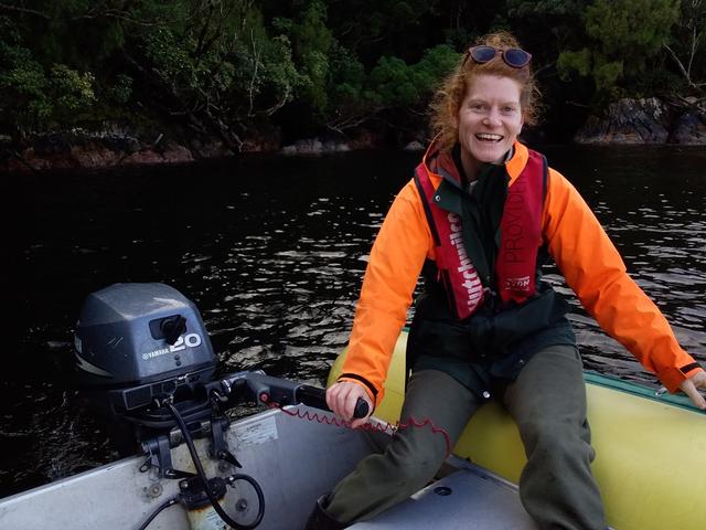 Sara Larcombee sur Anchor Island, au sud de la Nouvelle-Zélande. [Page FB de Kakapo Recovery - Jodie Crane]