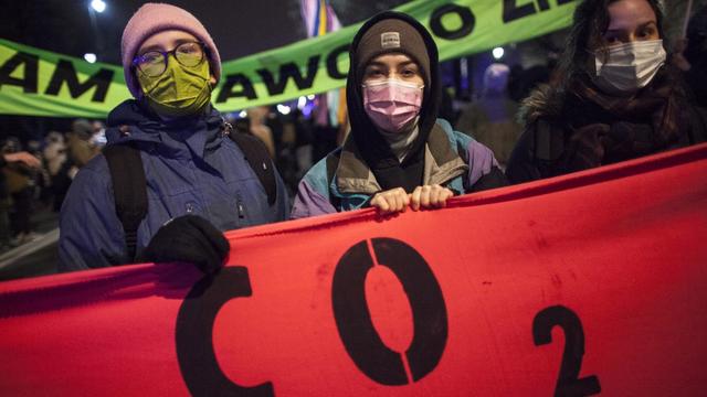 Des manifestants durant une marche pour le climat de "Walk For Future", avant le vote de UE. Varsovie, le 9 décembre 2020. [NurPhoto via AFP - Maciej Luczniewski]