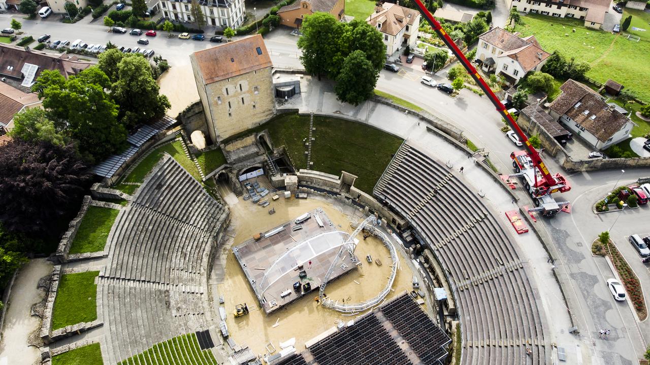 Vue aérienne des arènes d'Avenches lors du montage de l'édition 2018 du festival Avenches Opéra, le 14 juin 2018. [KEYSTONE - Jean-Christophe Bott]