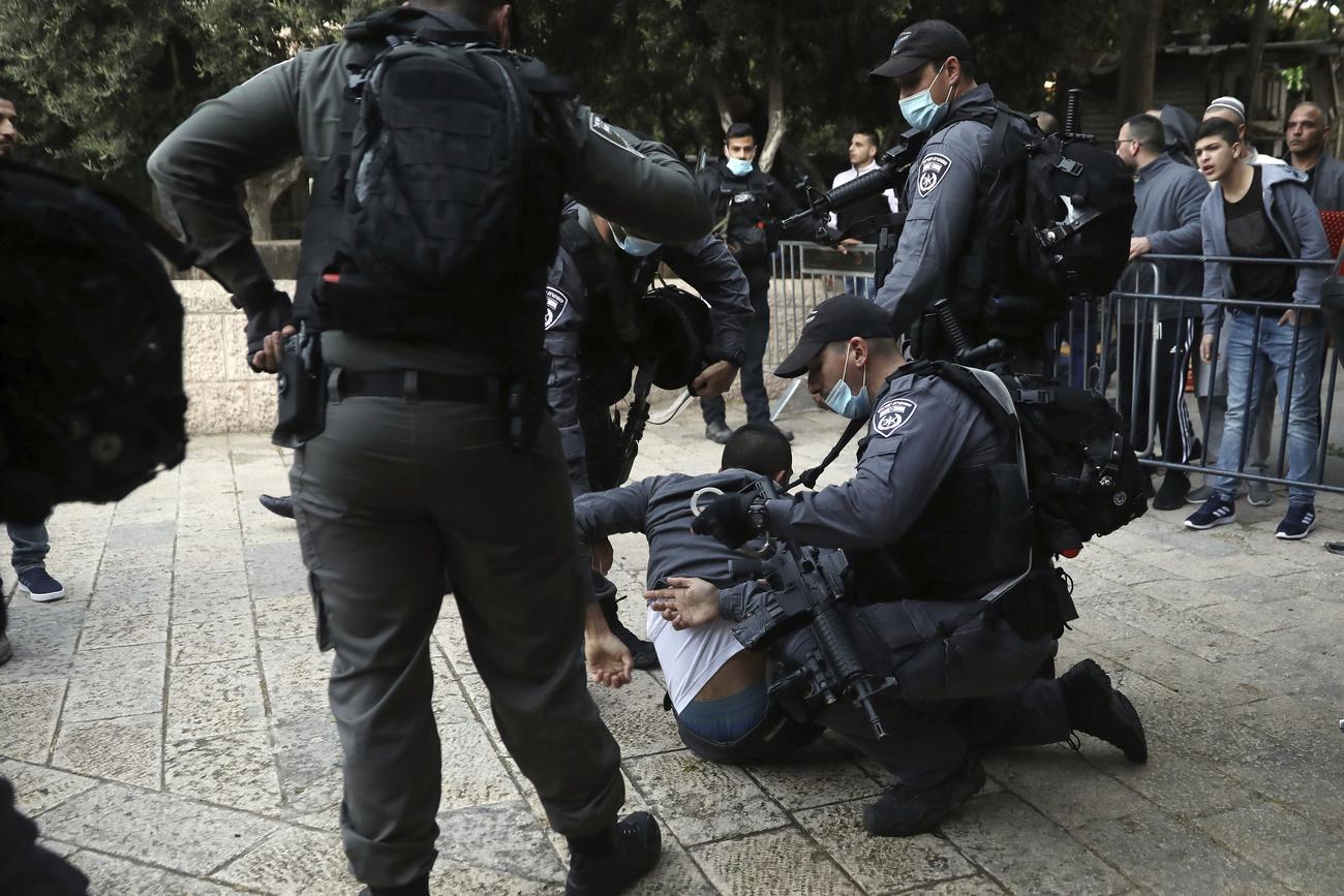 A Jérusalem, la police israélienne immobilise un palestinien qui tente d'entrer dans la mosquée Al-Aqsa à l'occasion de la fête du fin du ramadan. [Keystone - Mahmoud Illean]