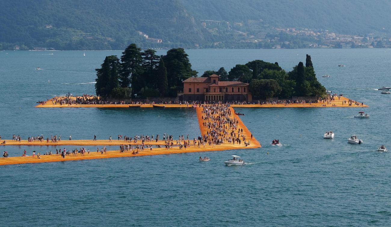 Les plateformes flottantes installées par l'artiste en 2016 sur le lac d'Iseo (I) permettaient de rejoindre à pied sec l'îlot de San Paolo. [Keystone/EPA - Filippo Venezia]