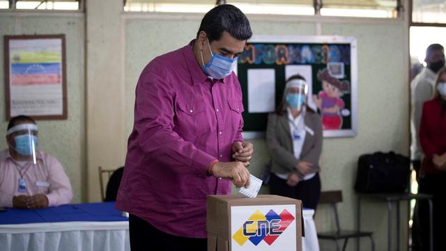 Nicolas Maduro dans un bureau de vote de Caracas, 06.12.2020. [EPA/Keystone - Rayner Pena]