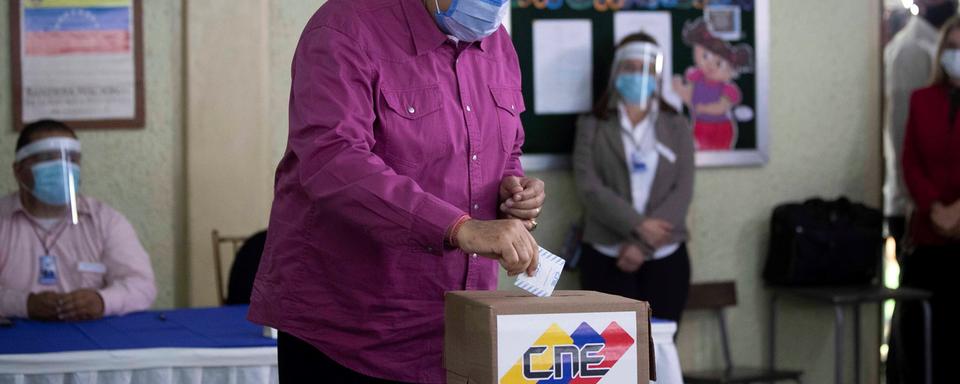 Nicolas Maduro dans un bureau de vote de Caracas, 06.12.2020. [EPA/Keystone - Rayner Pena]