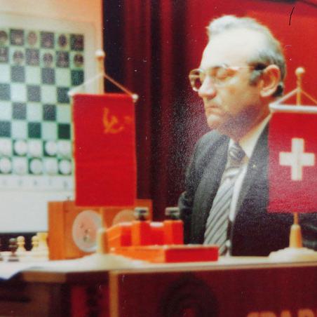 Viktor Korchnoï attend son adversaire (Anatoli Karpov) en finale des championnats du monde 1981 à Merano, Italie.  Dissident soviétique, Viktor Kortchnoï, jouait alors sous les couleurs de la Suisse. Karpov finira par l'emporter sur le score de 6-2. [wikipédia - Isabel Hund]