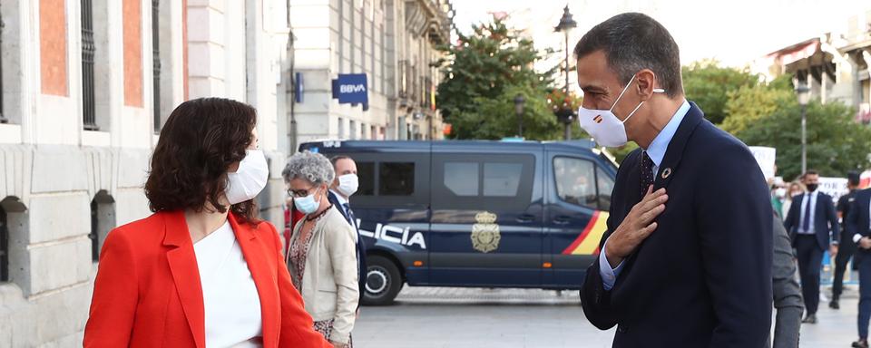 La présidente de la région de Madrid, Isabel Diaz Ayuso, et le président du gouvernement espagnol, Pedro Sanchez. [Pool/AFP - Fernando Calvo]