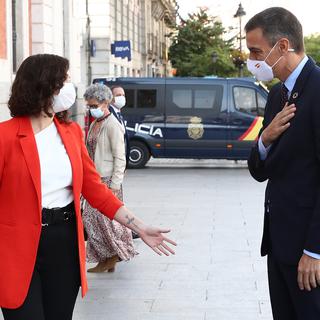 La présidente de la région de Madrid, Isabel Diaz Ayuso, et le président du gouvernement espagnol, Pedro Sanchez. [Pool/AFP - Fernando Calvo]