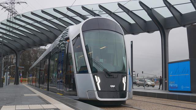 Le nouveau tram de Luxembourg, en service depuis le 10 décembre 2017 [CC BY-SA 3.0 - Metrophil]