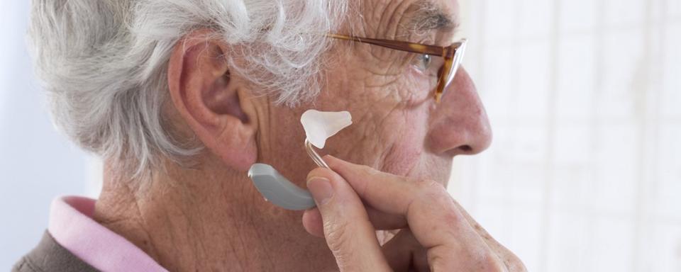 Un homme portant une prothèse auditive. [AFP - CHASSENET / BSIP]