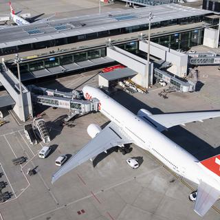 Un avion de Swiss à l'aéroport de Zurich. [Keystone - Ennio Leanza]