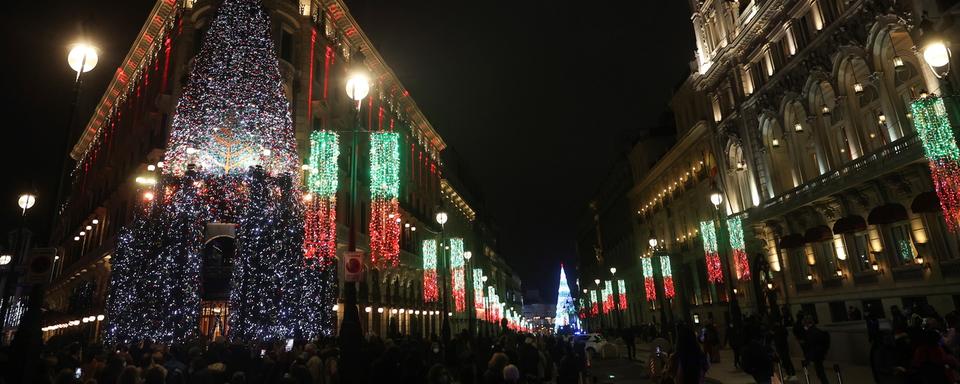 La foule admire les illuminations de Noël devant l'hôtel Four Seasons à Madrid, en Espagne. [EPA/Keystone - Juanjo Martin]