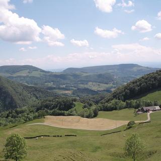 Vue en direction de Mümliswil depuis le Vogelberg, dans le parc naturel de Thal. [DP]