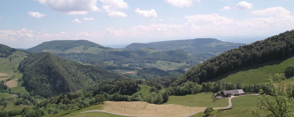 Vue en direction de Mümliswil depuis le Vogelberg, dans le parc naturel de Thal. [DP]