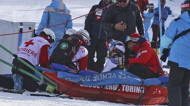 Les secouristes prennent en charge Aline Danioth après sa chute. [KEYSTONE - Marco Trovati]