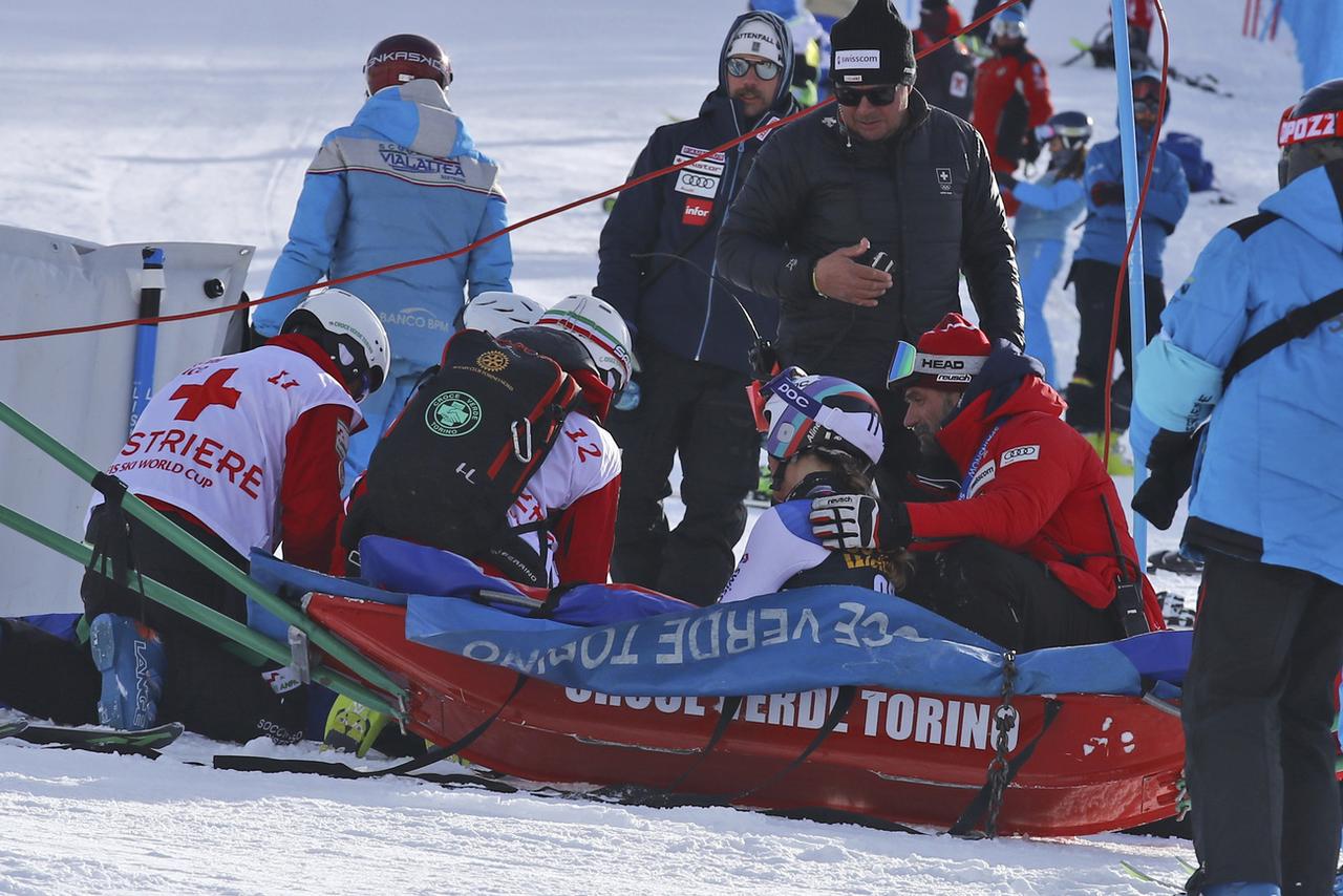 Les secouristes prennent en charge Aline Danioth après sa chute. [KEYSTONE - Marco Trovati]