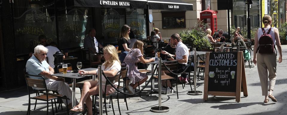 Les pubs, bars et restaurants fermeront plus tôt en Angleterre. [Keystone/AP - Alastair Grant]