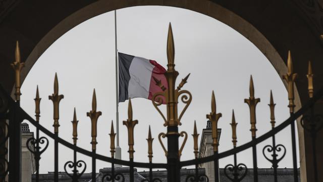 Le drapeau français en berne sur les toits de l'Elysée en hommage à Valéry Giscard d'Estaing. [Keystone/AP Photo - Michel Euler]