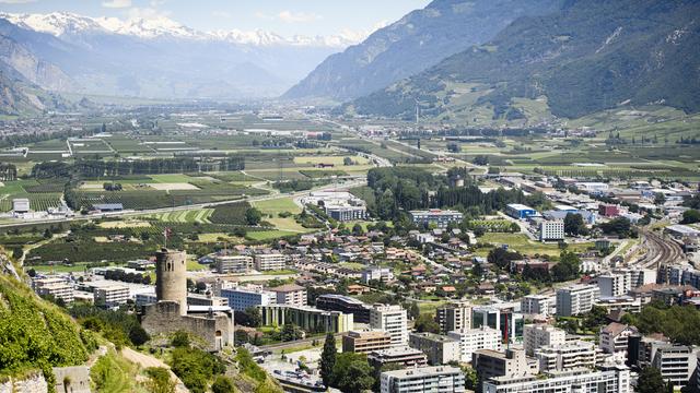 Une ligne électrique dans un nouveau quartier près de La Bâtiaz (sur la gauche de la tour) crée des tensions à Martigny [Keystone - Manuel Lopez]