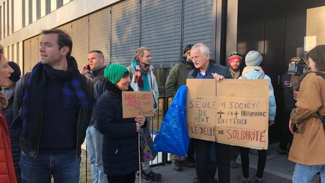 Les militants pour le climat sont venus soutenir les accusés à Renens avant que le verdict ne soit rendu. [RTS - Pauline Turuban]