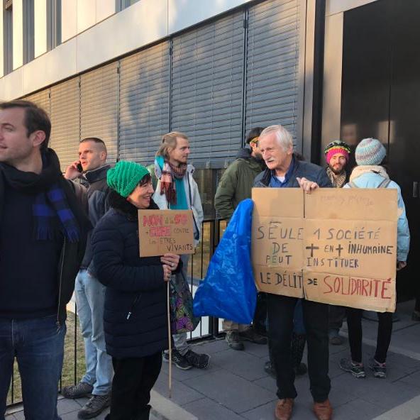 Les militants pour le climat sont venus soutenir les accusés à Renens avant que le verdict ne soit rendu. [RTS - Pauline Turuban]