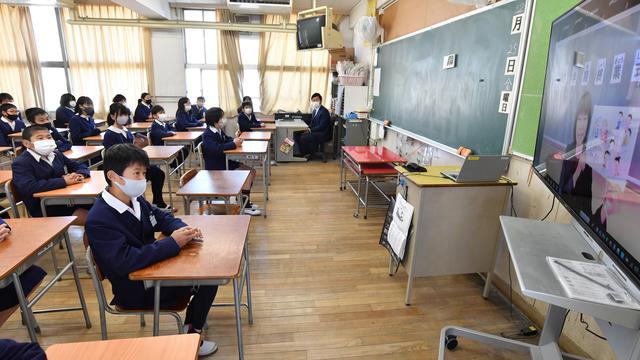 Près de 320 millions de jeunes à travers le monde n'ont toujours pas repris le chemin de l'école, selon l'UNICEF. [THE YOMIURI SHIMBUN VIA AFP]