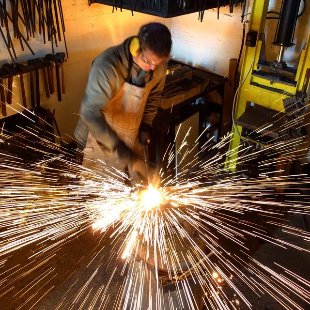 Stephane Anken est un coutelier forgeron qui a fait de sa passion son métier. [Stephane Anken / Libre de droits]