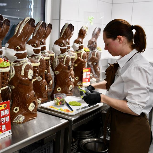 Des lapins en chocolat avec un masque pour fêter Pâques malgré la pandémie. [Keystone - Detlev Munz]