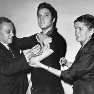 Elvis Presley reçoit un vaccin contre la polio Salk à New York en 1956. [AP Photo/ Keystone]