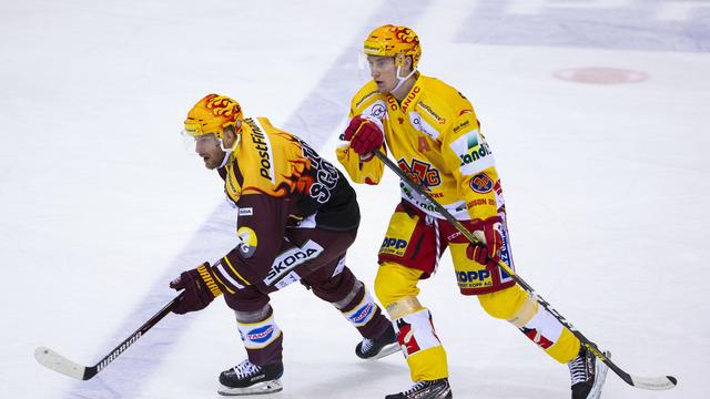 Duels de topscorers entre le Servettien Omark (à gauche) et Moser. [Salvatore Di Nolfi]