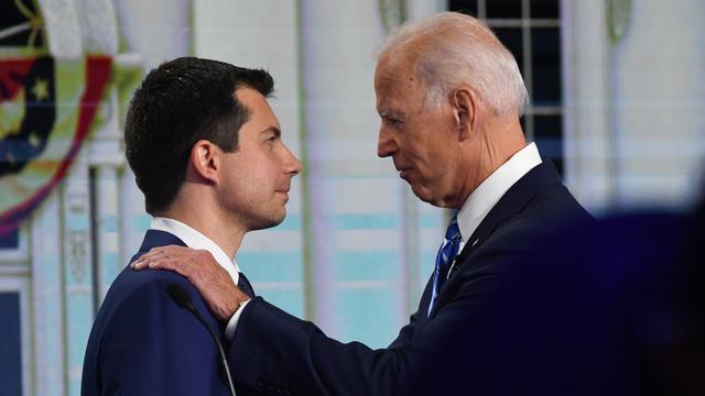 Joe Biden (à droite) peut désormais compter sur le soutien de Pete Buttegieg dans la course à l'investiture démocrate. [AFP - Saul Loeb]