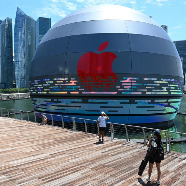 Apple a inauguré le 24 août son premier magasin flottant à Singapour. [AFP - Roslan RAHMAN]