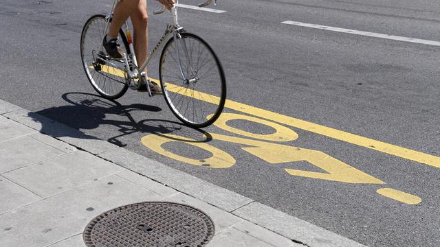 Les cantons doivent réaliser des réseaux de pistes cyclables. [KEYSTONE - Martial Trezzini]