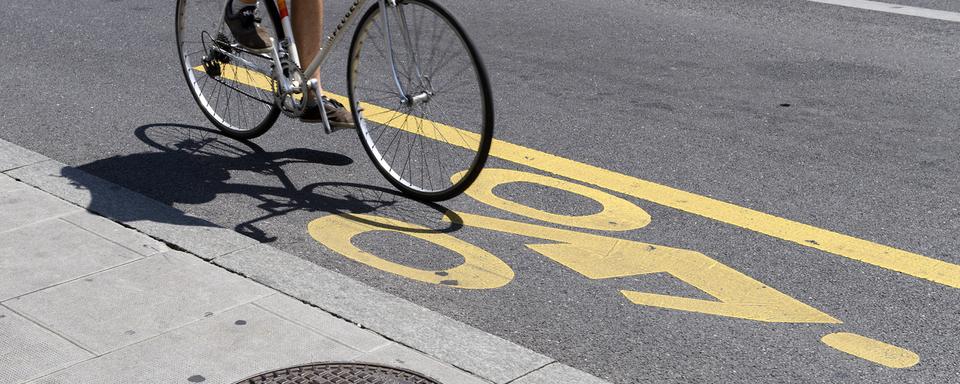 Les cantons doivent réaliser des réseaux de pistes cyclables. [KEYSTONE - Martial Trezzini]