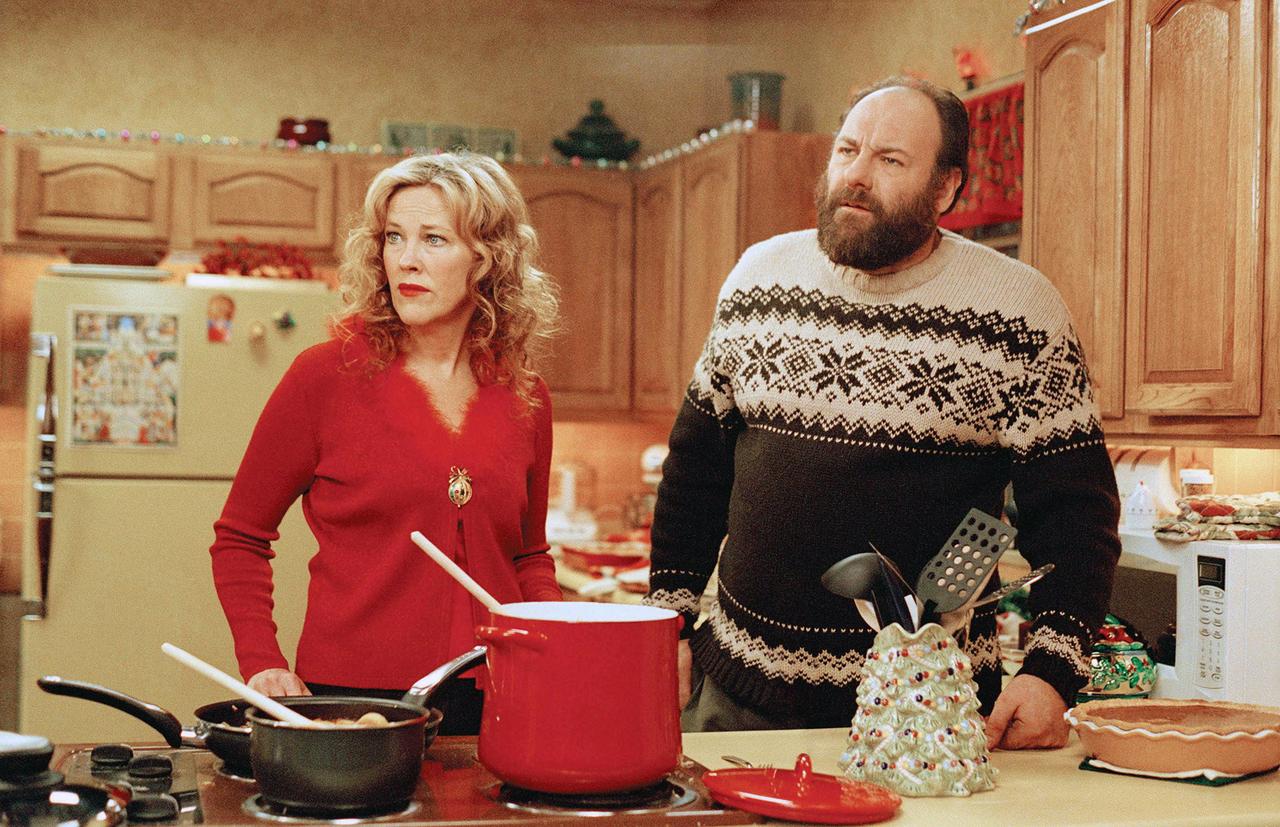 Catherine O'Hara et James Gandolfini dans "Surviving Christmas" en 2004. [AFP]