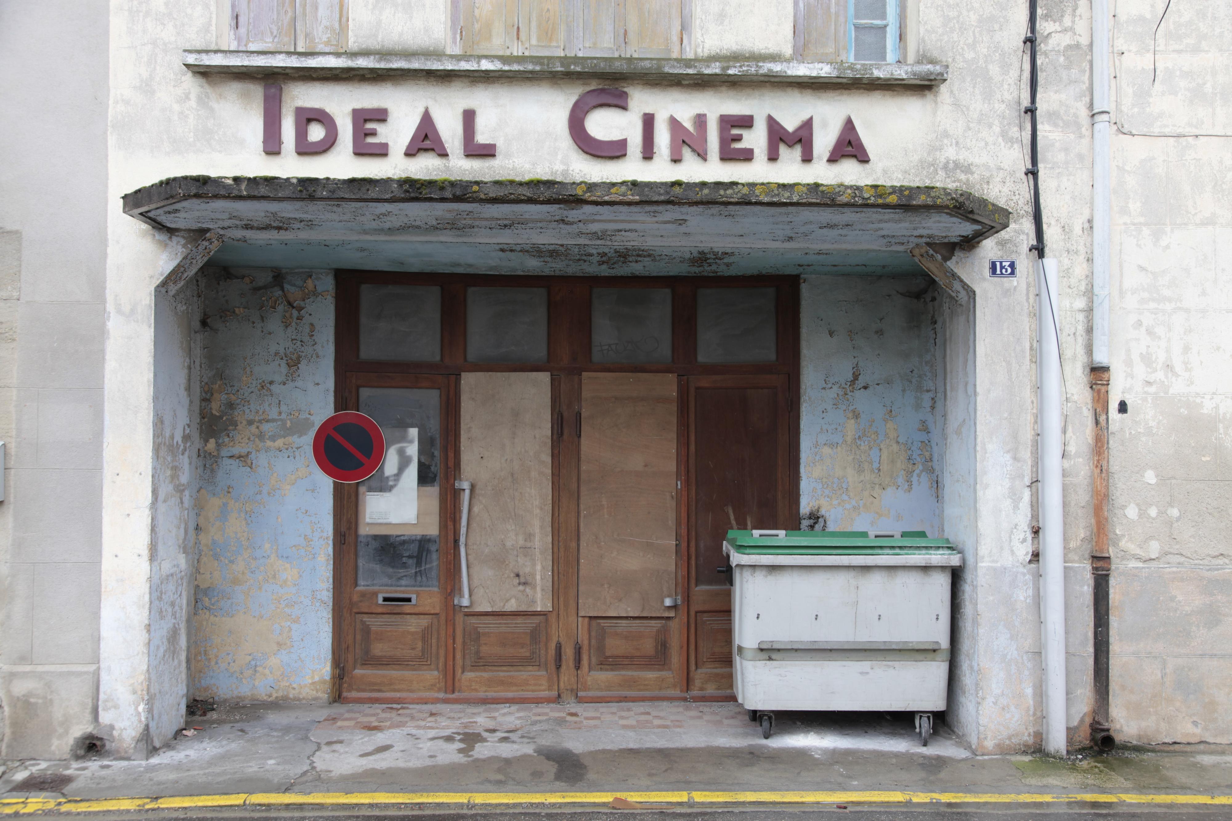 Dans la ville de Bram, en France, cinéma Ideal ou ce qu'il en reste. [Simon Edelstein]