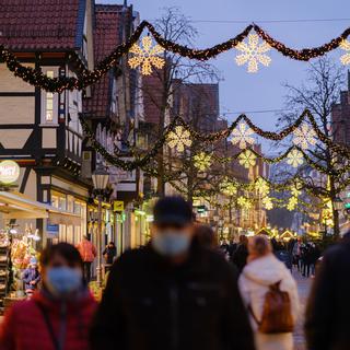 Des passants masqués dans une rue marchande de Celle, en Allemagne, le 12 décembre 2020. [Keystone - Ole Spata]
