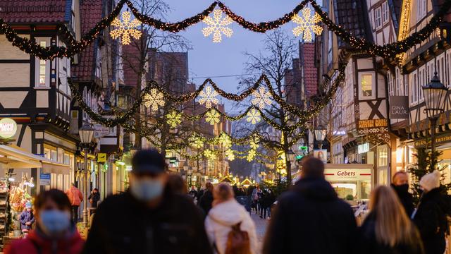 Des passants masqués dans une rue marchande de Celle, en Allemagne, le 12 décembre 2020. [Keystone - Ole Spata]