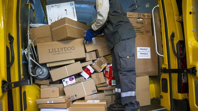 La Poste a largement dépassé le million de colis en novembre. [Keystone - Salvatore Di Nolfi]