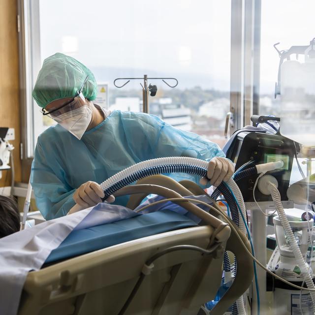 Le personnel médical des HUG aide les patients pendant la deuxième vague de pandémie (image d'illustration). [Keystone - Martial Trezzini]