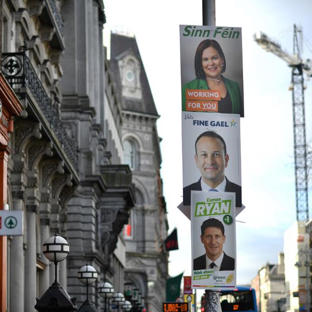 Des affiches électorales pour les élections législatives en Irlande. [AFP - Ben Stansall]