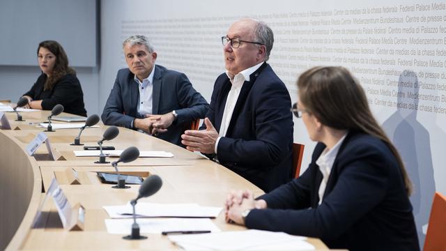 Pierre-Yves Maillard s'exprime lors de la conférence de presse. [Keystone - Peter Schneider]