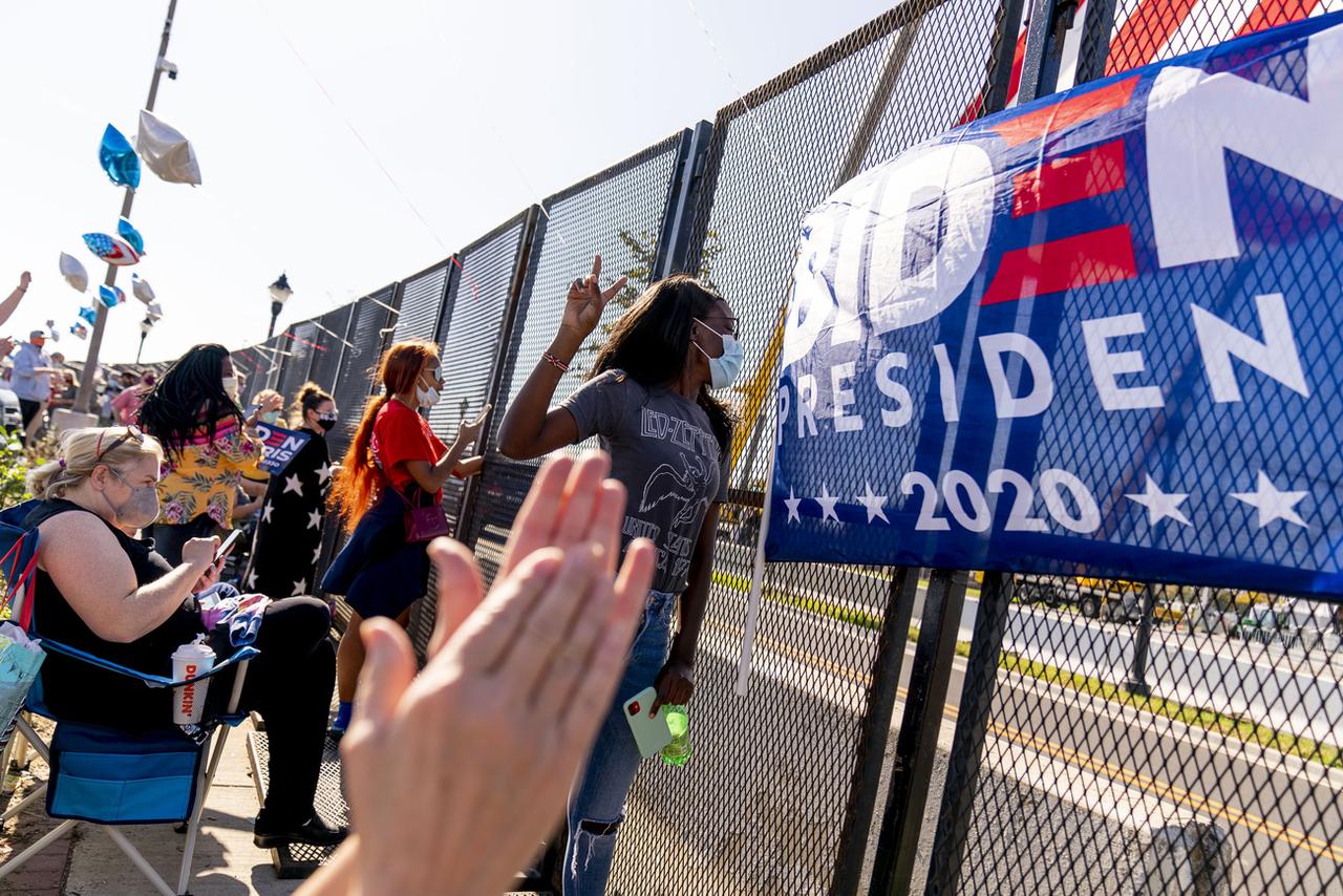 Des partisans de Joe Biden se pressent près du lieu où le président-élu fera son discours. [Keystone - AP Photo/Andrew Harnik]