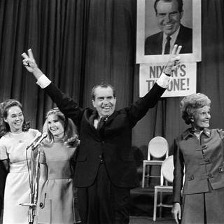 Richard Nixon (au centre), entouré de sa famille: David Eisenhower, Julie Nixon, Tricia Nixon et sa femme Pat (de gauche à droite), le 7 novembre 1968. [AFP]
