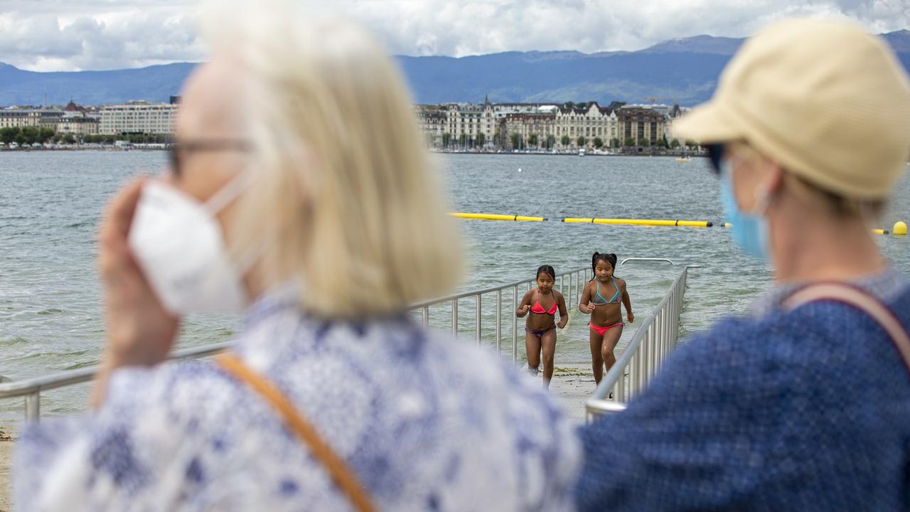 Des femmes et des fillettes sur la nouvelle plage des Eaux-Vives à Genève, le 22 août 2020. [Keystone - Salvatore Di Nolfi]