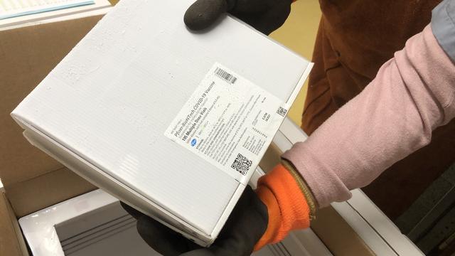 Les premières doses du vaccin PfizerBioNtech sont arrivées en Suisse. [Keystone - DDPS]