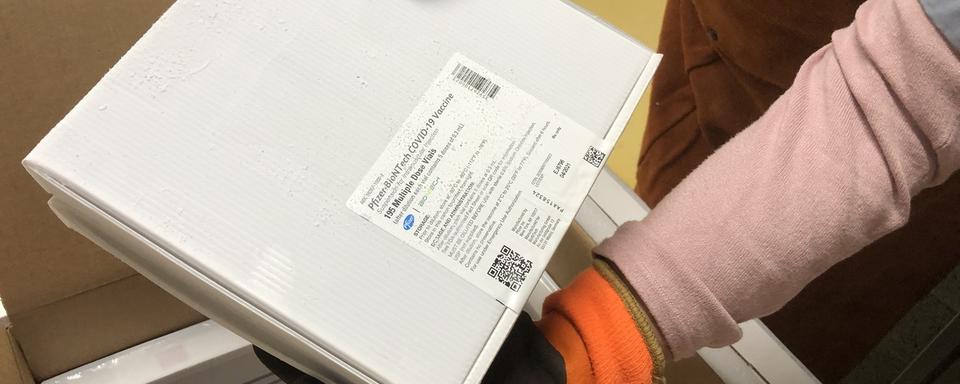 Les premières doses du vaccin PfizerBioNtech sont arrivées en Suisse. [Keystone - DDPS]